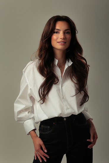 Elegancka kuchnia z wyspą i zabudową stolarską pod wymiar